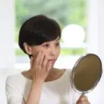 【50代からのシミ改善】｜シミの原因や改善方法を解説