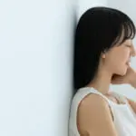 それ、ADMかも？シミとの違いや治療⽅法を解説